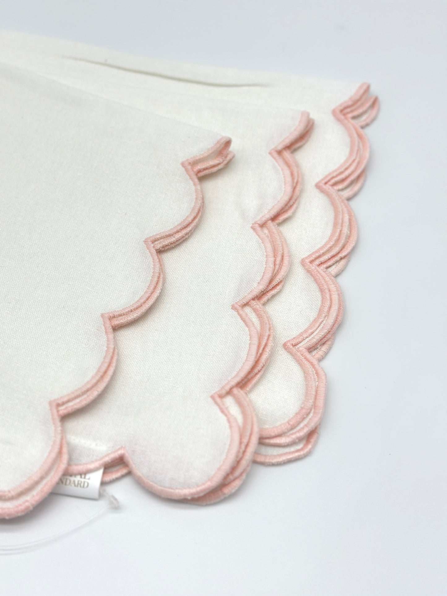 Scallop Napkin White/Pink